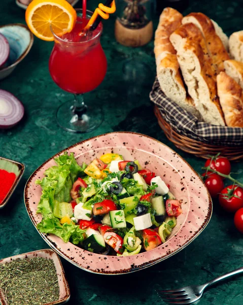 Eine Schüssel griechischer Salat mit weißem Käse, Oliven, Tomaten — Stockfoto