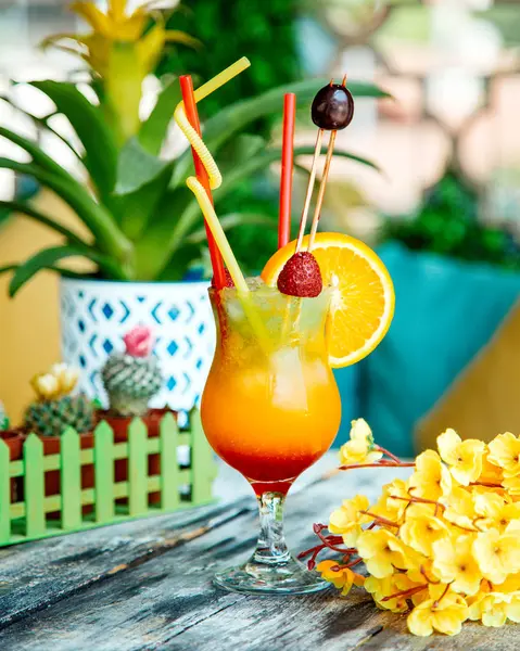 Um copo de suco de laranja decorado com morango, fatia de laranja — Fotografia de Stock