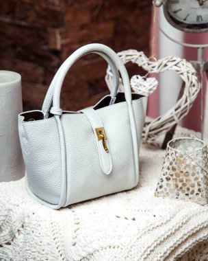 Deri kumaşlı açık mavi çanta ve altın detay