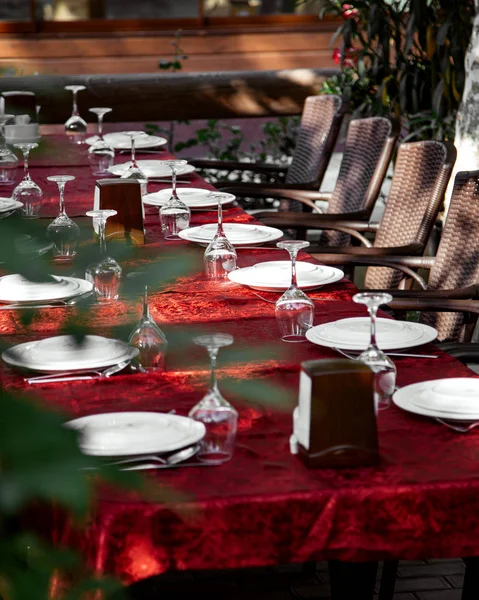Столики ресторана с бархатной бархатной скатертью — стоковое фото