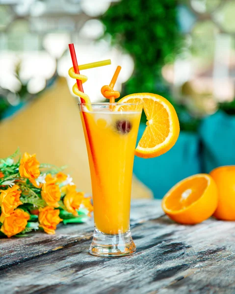 Orange juice garnished with orange slice — Stock Photo, Image