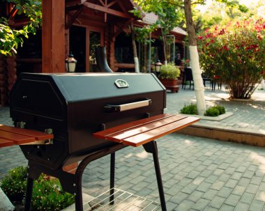 Restoran bahçesinde taşınabilir bbq standı.