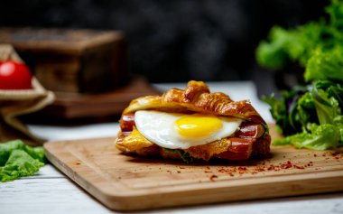 İçinde omlet olan sosisli sandviç.