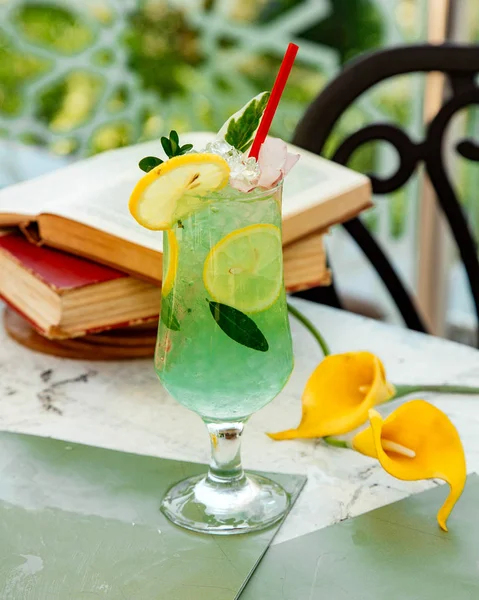 Green lemon cocktail with ice and lemon slices — Stock Photo, Image