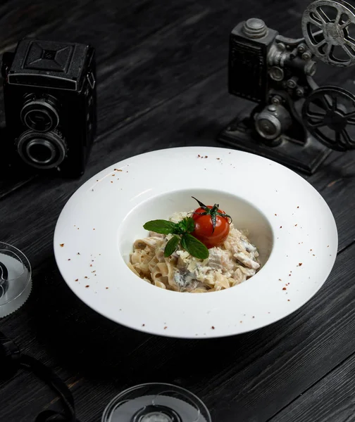 Fettucine mit Sahnesoße Tomaten und grün — Stockfoto