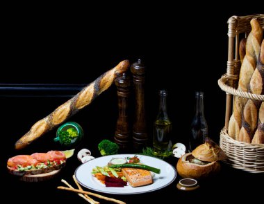 Sebzeli kızarmış somon ve ekmekli soğan çorbası.