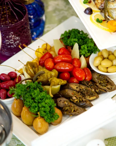 Essiggurkenteller mit gefüllten Auberginen, Tomaten, Gurken, Pflaumen und Paprika — Stockfoto