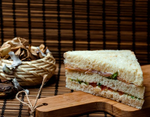 Sandwich avec pain blanc sur le bureau — Photo