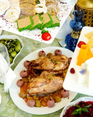 Kızarmış tavuk, kurutulmuş meyve ve salata toplarıyla servis edilir.