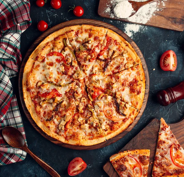 Pizza mit Huhn und Tomaten — Stockfoto