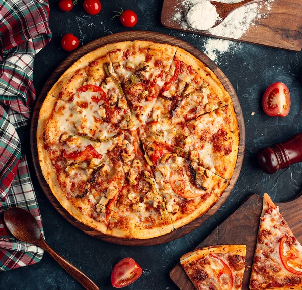 Pizza with chicken and tomatoes — Stock Photo, Image