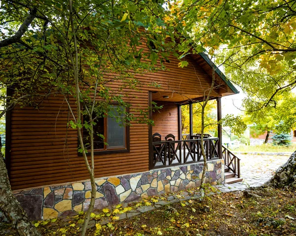 Linda casa de madeira na floresta — Fotografia de Stock