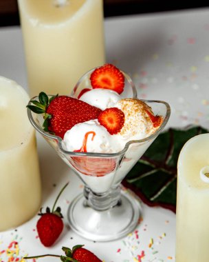 Çilekli vanilyalı dondurma.