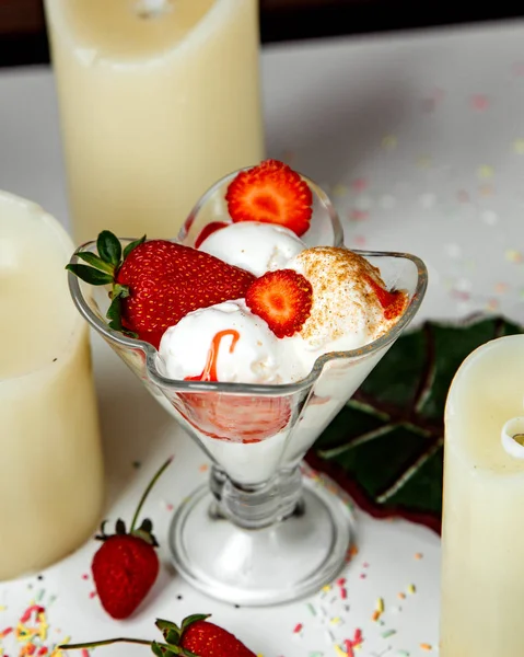 Helado de vainilla rematado con fresas —  Fotos de Stock