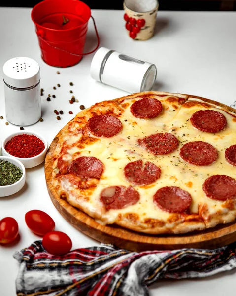 Pizza salami ditaburi dengan tanaman herbal kering — Stok Foto