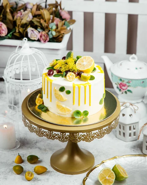 Vacker utsmyckad kaka med citron — Stockfoto