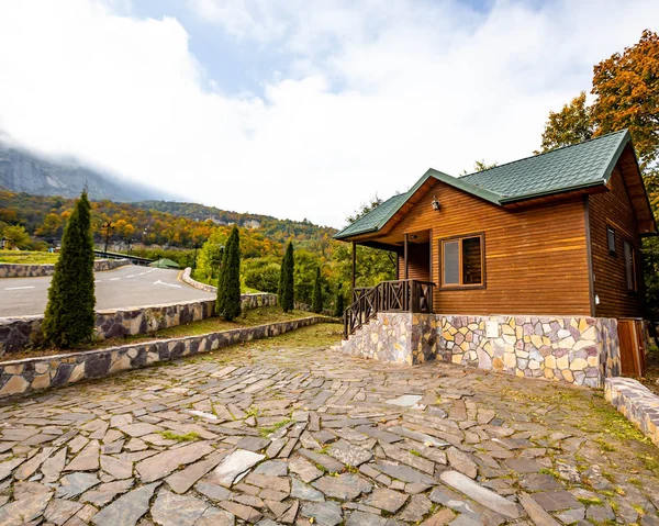 Casa de madeira com bela vista, colocada ao lado da estrada — Fotografia de Stock