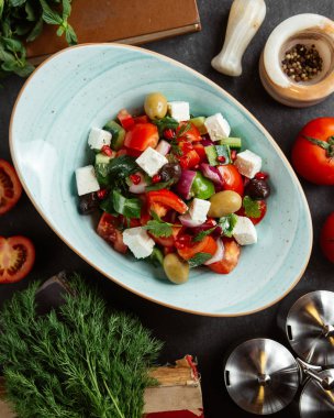 Zeytinli ve beyaz peynirli çoban salatası.