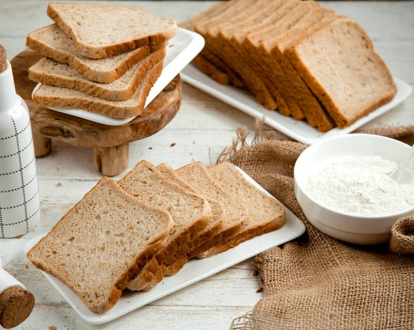 Un montón de pan rebanado en la mesa — Foto de Stock