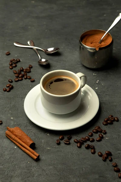 Vidro de café americano em fundo cinza decorado com café — Fotografia de Stock