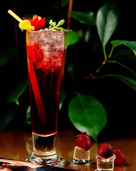 Strawberry cocktail garnished dengan es dan stroberi — Stok Foto