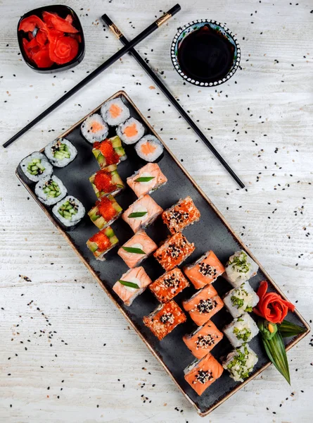 Vue de dessus de l'ensemble de sushi servi avec wasabi, gingembre, et — Photo