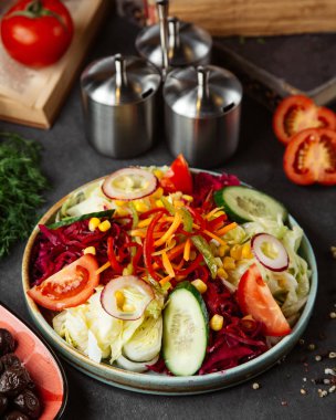 Otlar ile karışık sebze salatası