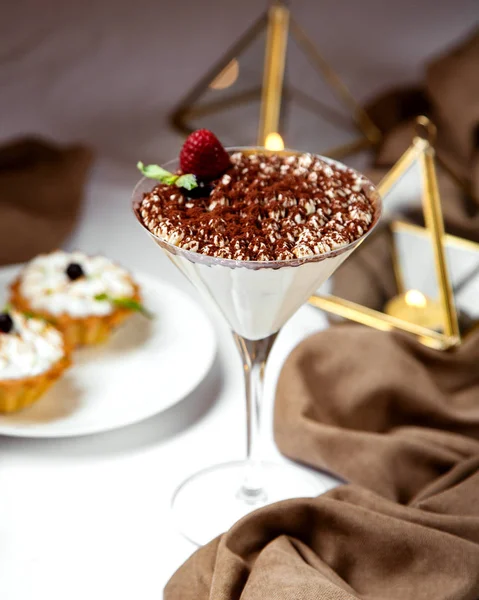 Olasz tiramisu martinis pohárban, kávékrémmel és — Stock Fotó