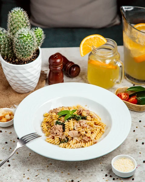 Massa com carne e tomates laterais — Fotografia de Stock