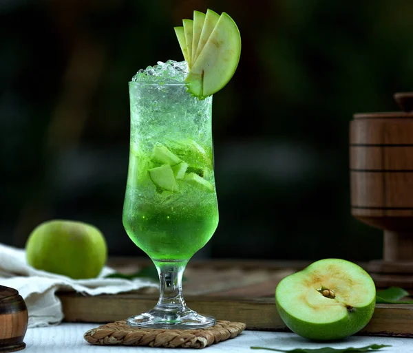 Té helado casero aromatizado con manzana — Foto de Stock