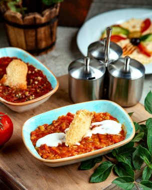 Ekşi kremalı ve krakerli sebze püresi