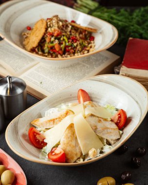 Tavuk ve domates ve peynirli sebze salatası.