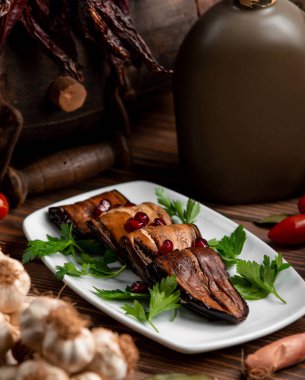 Ceviz ve sarımsaklı kızarmış patlıcan dilimleri.