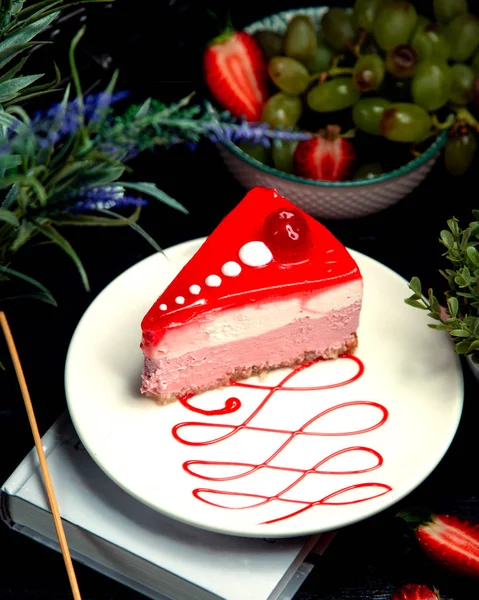 Gâteau au fromage cerise dans l'assiette — Photo