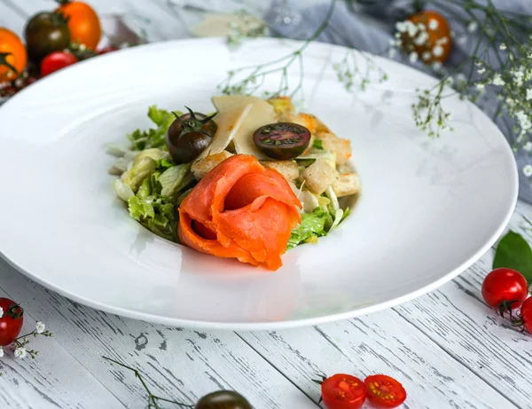 Ensalada de César con salmón y tomate cherry —  Fotos de Stock