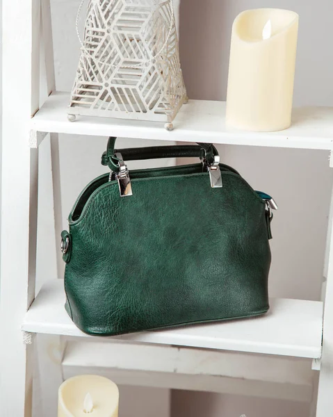 Malá zelená kožená taška se dvěma krátkými uchy — Stock fotografie