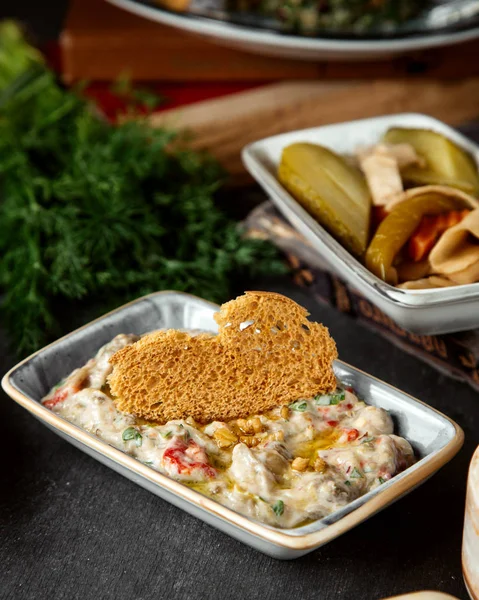 Ensalada de crema agria con galletas y encurtidos — Foto de Stock