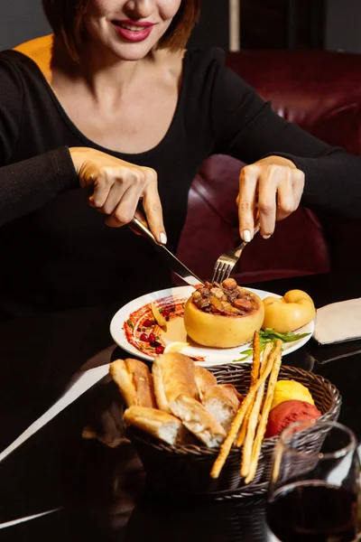 Frau isst mit Fleisch gefüllte Quitte — Stockfoto