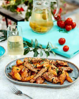 Soslu kızarmış tavuk ve patates.