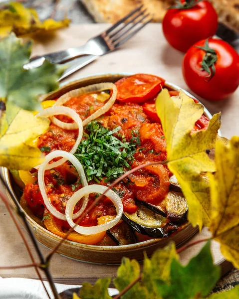 Ensalada de verduras fritas cubierto con puré de tomates y hierbas —  Fotos de Stock