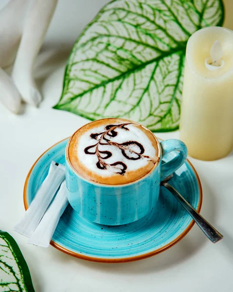 Café con crema batida y dibujo de chocolate —  Fotos de Stock