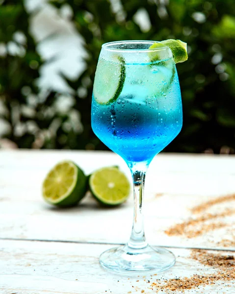 Bebida azul com fatias de limão — Fotografia de Stock