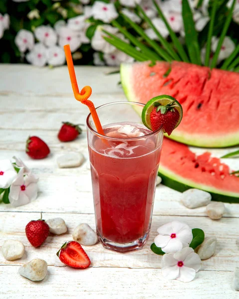 Es teh buatan sendiri yang terbuat dari strawberry dan semangka — Stok Foto