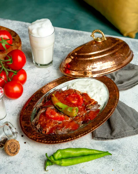 Gebratene Fleischscheiben mit Ketchup und beidseitig saurer Sahne belegt — Stockfoto