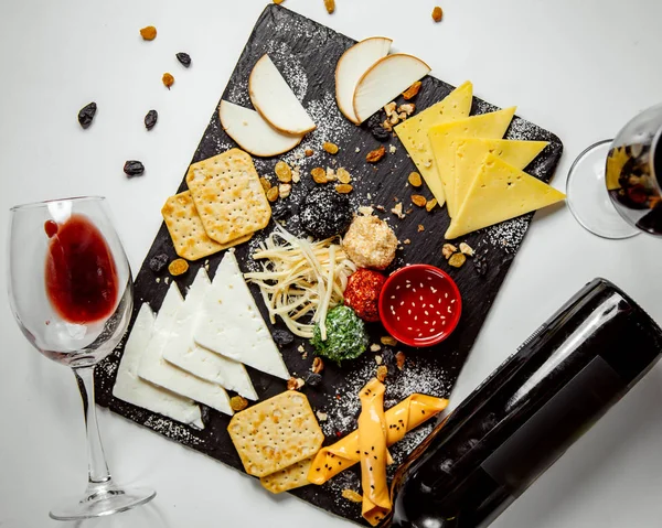 Käseteller mit Crackern und Soße — Stockfoto
