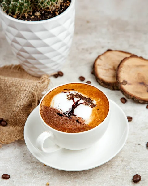 Кофе со взбитым молоком и рисованием — стоковое фото