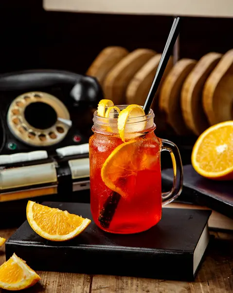 Té helado casero con rebanada de naranja —  Fotos de Stock