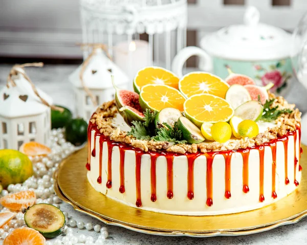 Cake topped with caramel syrup and sliced fruits — Stock Photo, Image