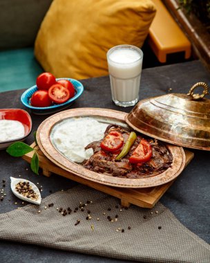Kızarmış et dilimleri ve yanında ayran ve ekşi krema.