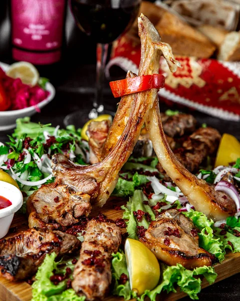 Kebab urval på skrivbord med örter — Stockfoto